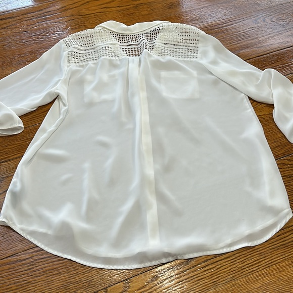 AGB white dressy button front blouse.  Size XL. Open lattice detail at neckline - Picture 11 of 12